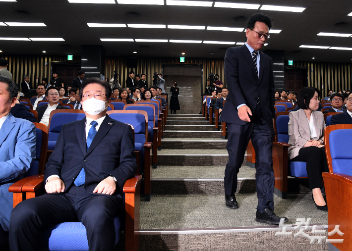 더불어민주당 이재명 대표와 박광온 원내대표가 14일 오후 국회에서 열린 쇄신 의원총회에 참석하고 있다. 황진환 기자