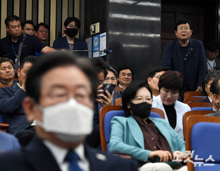 더불어민주당 설훈 의원이 14일 오후 국회에서 열린 쇄신 의원총회에 참석해 의원총회를 공개로 개최할 것을 요구하고 있다. 황진환 기자