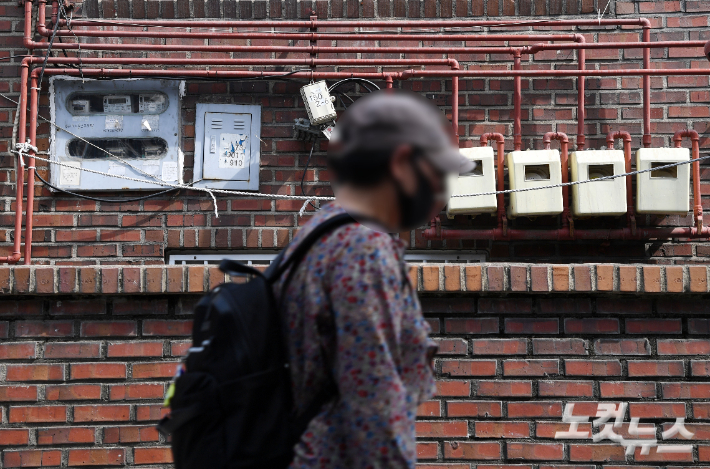 서울시내 주택가에 설치된 도시가스 및 전기 계량기 모습. 황진환 기자