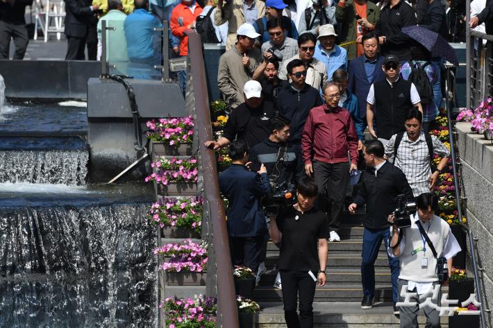 청계천 산책 나선 MB