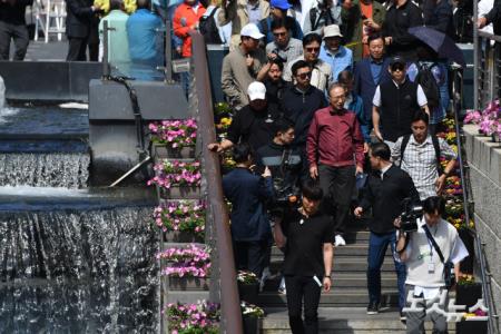 청계천 산책 나선 MB