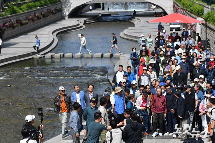 MB, 옛 참모진과 청계천 산책