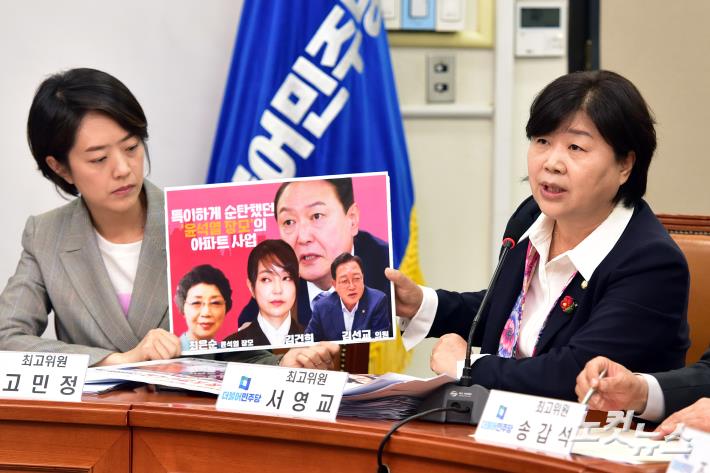 더불어민주당 서영교 최고위원이 15일 서울 여의도 국회에서 열린 최고위원회의에서 피켓을 들어보이며 발언을 하고 있다.