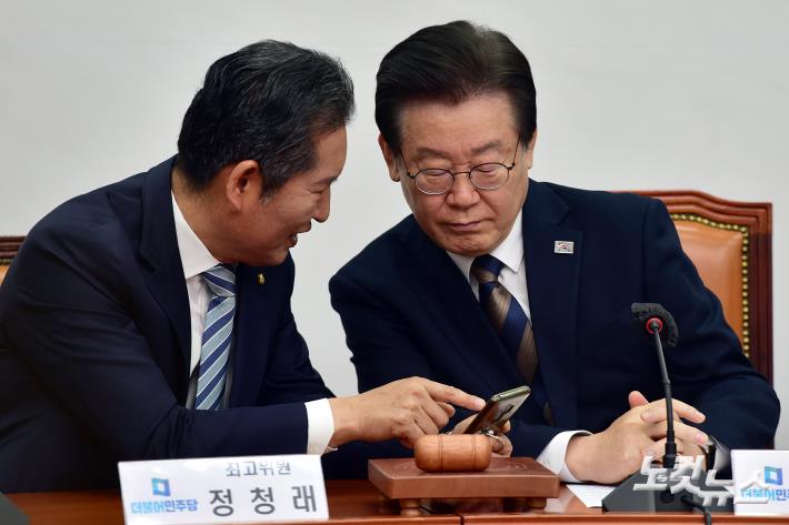 휴대폰 보며 대화하는 이재명-정청래