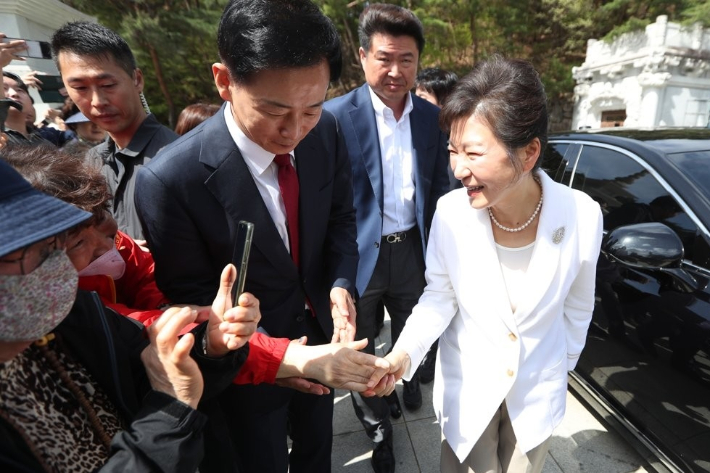 박근혜 전 대통령이 지난달 11일 오전 대구 팔공산 동화사를 찾아 통일대불 앞에서 지지자들과 인사하고 있다. 연합뉴스