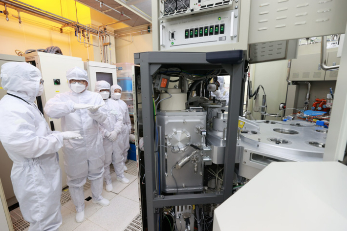 장상윤 교육부 차관이 지난해 6월20일 서울 관악구 서울대학교반도체공동연구소를 방문해 시설 설명을 듣고 있다. 연합뉴스