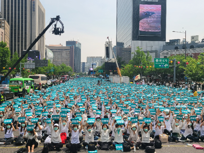 지난 12일 '국제 간호사의 날'을 맞아 간호법 제정을 촉구하며 서울 광화문 일대에 운집한 간호사들. 대한간호협회 제공