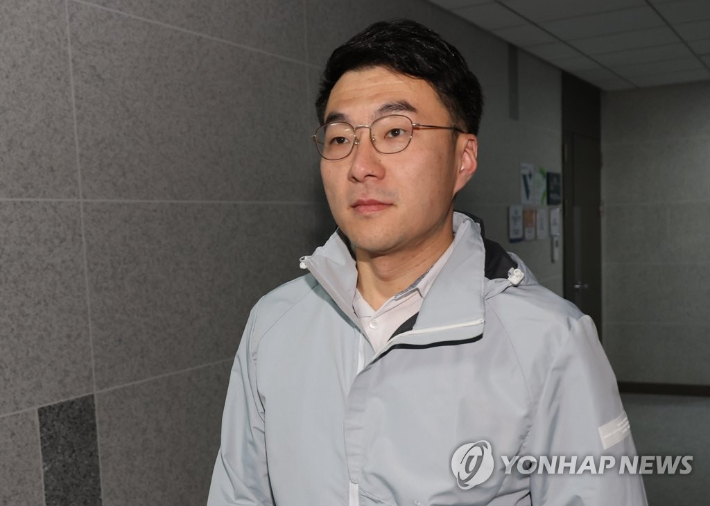 (서울=연합뉴스) 한상균 기자 = 민주당 김남국 의원이 14일 오전 국회 의원실로 출근하고 있다. 김 의원은 출근 후 페이스북을 통해 탈당을 선언했다. 2023.5.14 xyz@yna.co.kr 연합뉴스