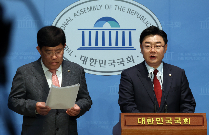 국민의힘 '코인게이트 진상조사단' 단장인 김성원 의원이 15일 국회에서 TF 관련 기자회견을 하고 있다. 왼쪽은 간사를 맡은 윤창현 의원. 연합뉴스