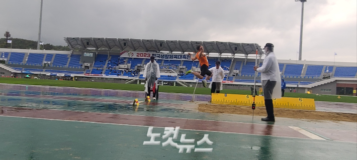 지난달 29일 경북 구미에서 열린 '전국생활체육대축전'에 참가한 선수가 비가 오는 날씨에 멀리뛰기 경기를 하고있다. 동규기자