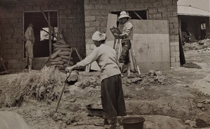 1976년 김제군 성덕면 공동묘지로 쫓겨난 금동마을 주민들이 흙벽돌을 만들어 집을 짓고 있다. 주민 김창수씨 제공