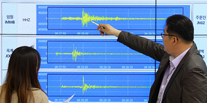 강원 동해시 북동쪽 52km 해역에서 규모 4.5 지진이 발생한 15일 오전 서울 동작구 기상청에서 관계자들이 지진 진도 분석 자료를 살펴보고 있다. 연합뉴스