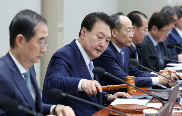 윤석열 대통령이 16일 서울 용산 대통령실 청사에서 열린 국무회의에서 개회선언을 하고 있다. 연합뉴스