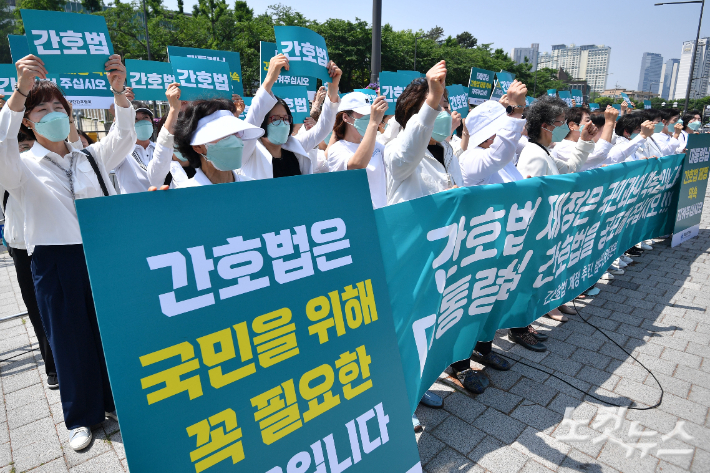 윤석열 대통령이 국무회의에서 간호법 제정안에 대해 재의요구권(거부권)을 행사한 가운데 16일 오전 서울 용산구 대통령집무실 앞에서 대한간호협회 등 간호법 제정 추진 범국민운동본부가 기자회견을 열고 반발하고 있다. 류영주 기자