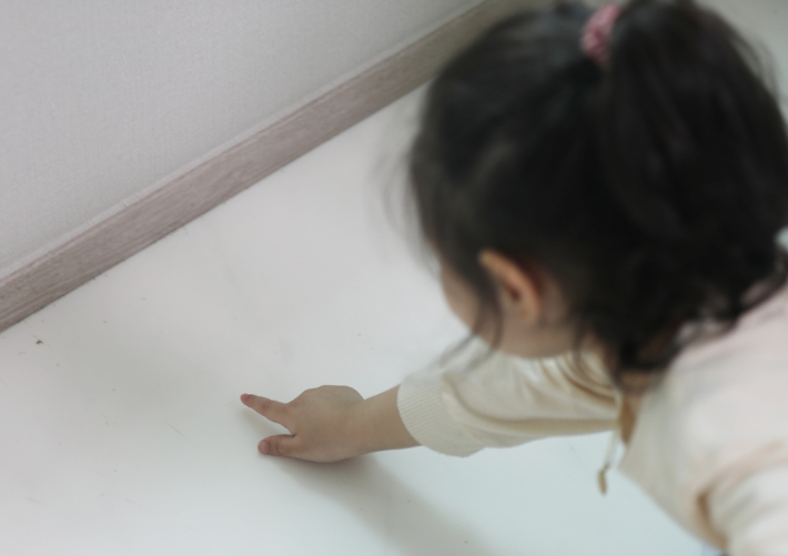 지난 15일 인천시 연수구 송도신도시 A 아파트 한 입주자 집에서 입주자의 자녀가 혹파리의 사체를 가리키고 있다. 연합뉴스