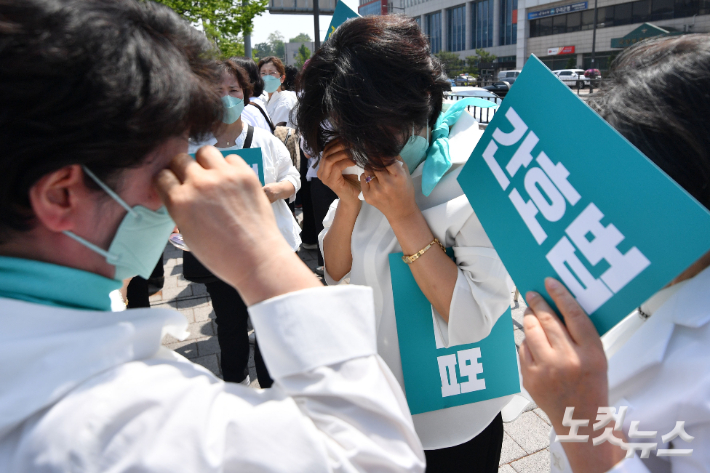 윤석열 대통령이 국무회의에서 간호법 제정안에 대해 재의요구권(거부권)을 행사한 가운데 16일 오전 서울 용산구 대통령집무실 앞에서 대한간호협회 등 간호법 제정 추진 범국민운동본부 기자회견을 마친 뒤 관계자들이 눈물을 보이고 있다. 류영주 기자