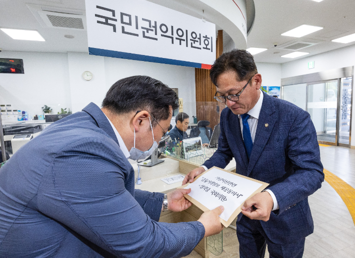 배진교 정의당 원내대표가 16일 오전 서울 종로구 정부서울청사 내 국민권익위원회 정부 합동 민원센터에 가상자산 관련 정의당 국회의원 '금융거래정보 제공동의서'를 접수하고 있다. 연합뉴스