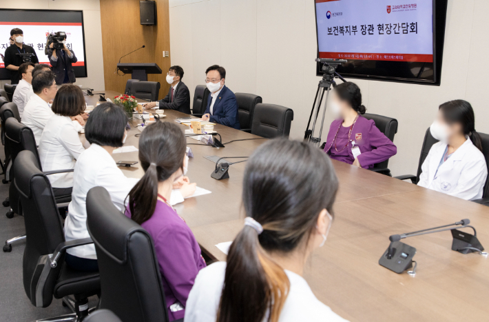 16일 오후 서울 성북구 고려대 안암병원을 찾은 조규홍 복지장관은 의사를 보조해 의료서비스 지원 업무를 수행하는 PA 간호사들과 현장 간담회를 가졌다. 복지부 제공