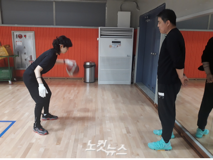 박선우 씨(왼쪽)가 허진수 코치의 엄격한 지도 하에 드리블 훈련을 하는 모습. 노컷뉴스