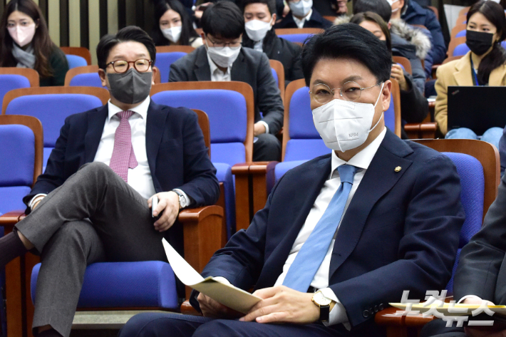 국민의힘 장제원 의원(오른쪽))과 권성동 의원(뒷줄 왼쪽)이 8일 서울 여의도 국회에서 열린 당 상임위원장 후보자 선출을 위한 의원총회에 참석해 있다. 윤창원 기자