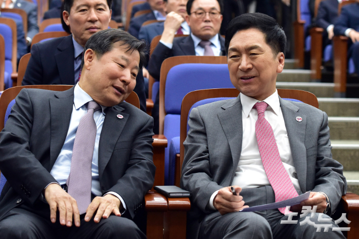 국민의힘 김기현 대표와 이철규 사무총장이 27일 서울 여의도 국회에서 열린 의원총회에서 대화를 하고 있다. 윤창원 기자