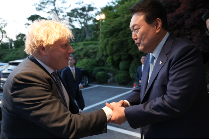 윤석열 대통령이 16일 서울 용산 한남동 관저에서 한국을 찾은 보리스 존슨 전 영국 총리와 만찬에 앞서 악수하고 있다. 대통령실 제공
