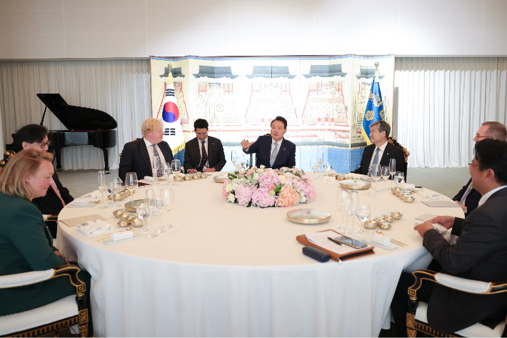 윤석열 대통령이 16일 서울 용산 한남동 관저에서 한국을 찾은 보리스 존슨 전 영국 총리와 만찬을 하고 있다. 대통령실 제공