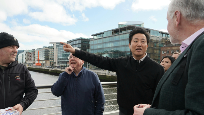 오세훈 서울시장이 지난 3월 아일랜드 더블린의 실리콘독스 지구를 방문해 관계자들에게 설명을 듣는 모습. 서울시 제공   