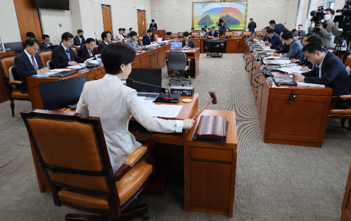 17일 오전 국회에서 열린 정무위원회 전체회의에서 백혜련 위원장이 의사봉을 두드리고 있다. 연합뉴스