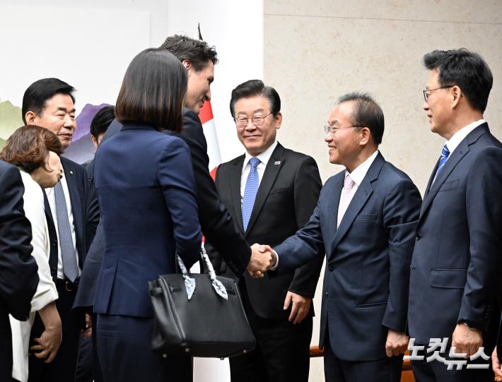 여야 지도부와 인사하는 저스틴 트뤼도 캐나다 총리