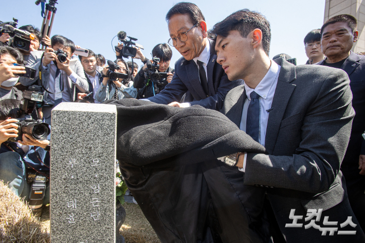 고 전두환씨 손자 전우원씨가 3월 31일 광주 북구 국립5·18민주묘지를 참배하고 있다. 광주=박종민 기자