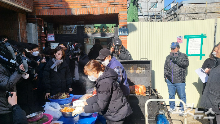 15일 이슬람사원 건축 예정지 바로 앞에서 바비큐 파티를 벌인 대구 북구 대현동 주민들. 류연정 기자