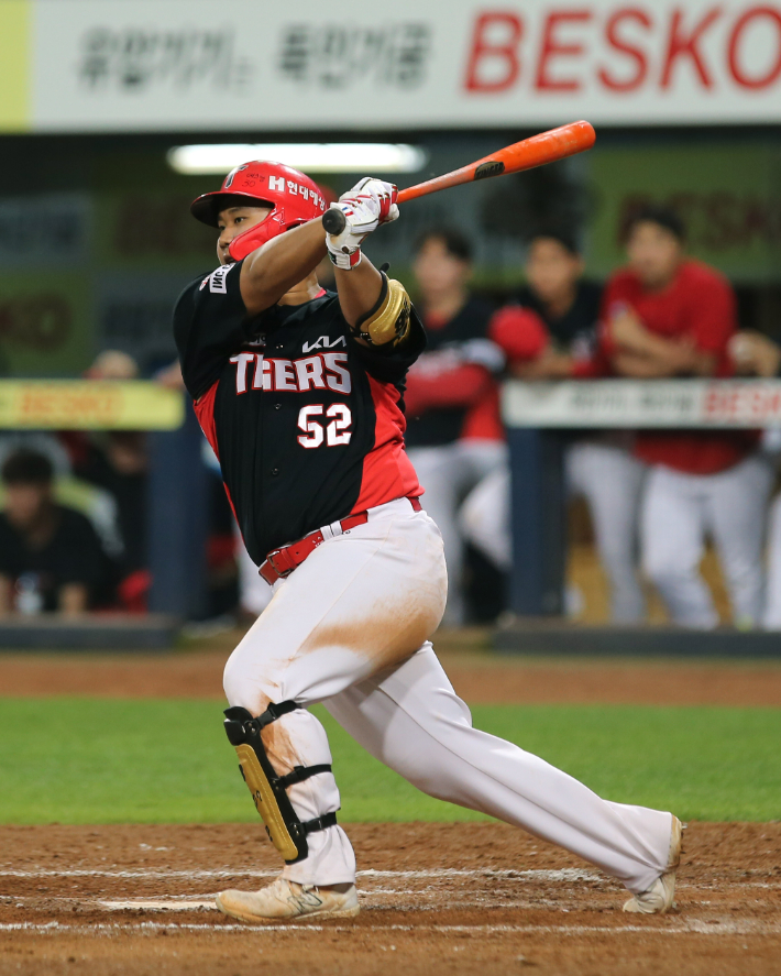 KIA Hwang Dae-in marca um home run de uma corrida para o centro esquerdo do jogador adversário Won Tae-in no quinto inning contra Samsung no 16º.  kia