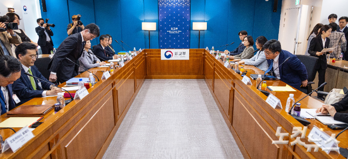 윤현수 외교부 기후환경과학외교국장과 카이후 아츠시 일본 군축불확산과학부장 등이 12일 오후 서울 종로구 외교부 청사에서 일본 후쿠시마 오염수 현장시찰단 파견을 조율할 한일 국장급 협의를 진행하고 있다. 류영주 기자