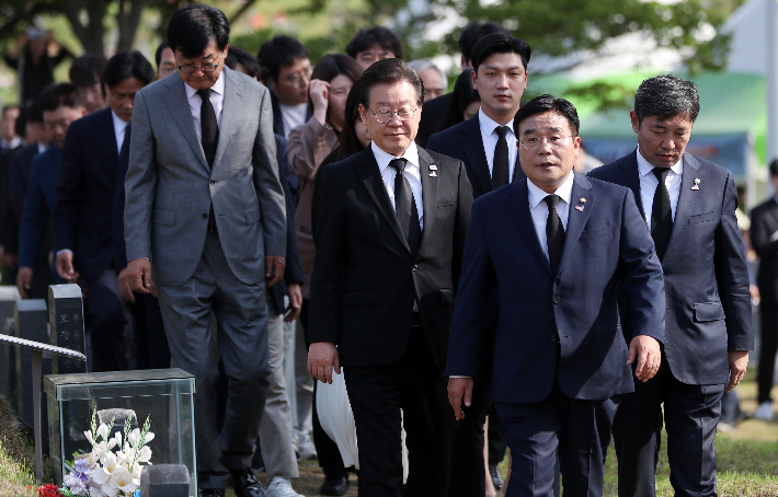 더불어민주당 이재명 대표가 제43주년 5·18 민주화운동 기념일을 하루 앞둔 17일 오후 광주 북구 망월묘역(민족민주열사 묘역)에서 참배하기 위해 이동하고 있다. 연합뉴스