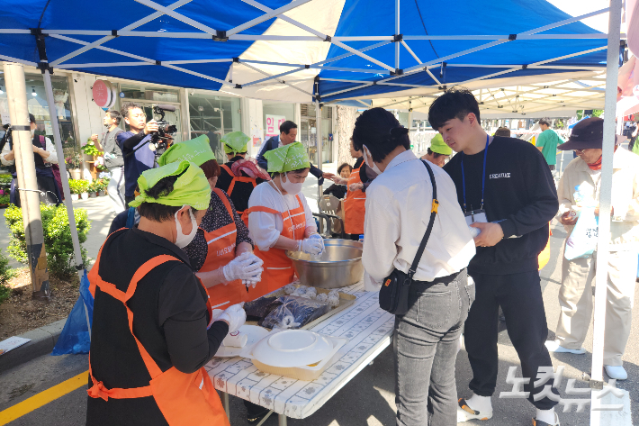 5·18 민주화운동 제43주년 전야제가 열리는 광주 금남로에서 시민들이 주먹밥 만들기 행사에 참여하고 있다.  박성은 기자