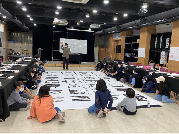 혜성교회가 운영하고 있는 기독대안학교 이야기학교 수업 장면