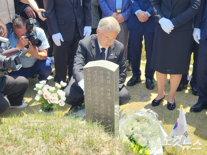 문재인 전 대통령과 김정숙 여사가 17일 오전 광주 북구 국립 5·18민주묘지를 참배했다. 박성은 기자