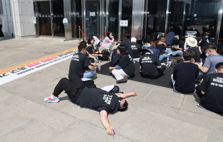 전세사기 피해자들이 16일 국회 중앙현관 입구를 점거하고 있다. 연합뉴스