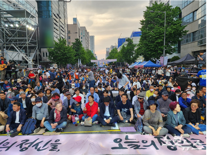광주 동구 금남로에서 17일 5·18민주화운동 43주년 전야제가 열렸다. 박요진 기자 