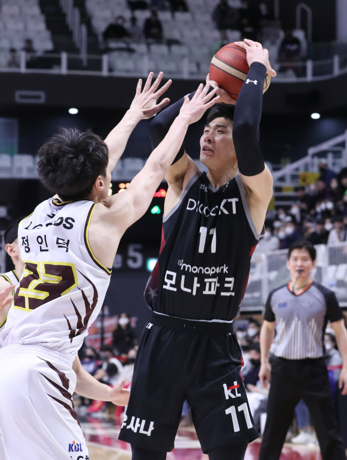 양홍석과 정인덕. KBL