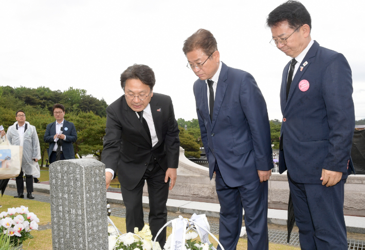 강기정 광주광역시장, 제43주년 5·18민주화운동 기념식인 18일 이철우 경북도지사, 이용빈 국회의원과 함께 국립 5·18 민주묘지를 참배하고 있다. 광주광역시 제공