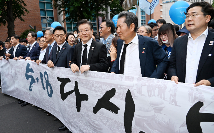 5·18전야제 동참한 민주당 지도부. 연합뉴스