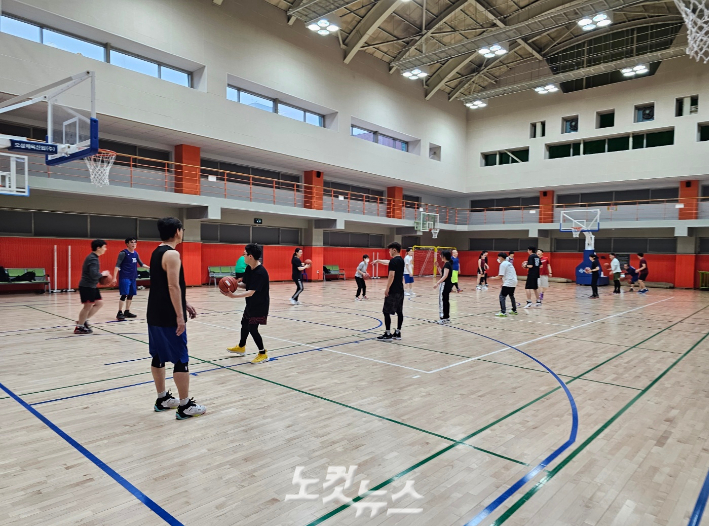 강서구민체육센터 농구 교실 회원들이 훈련하는 모습. 노컷뉴스