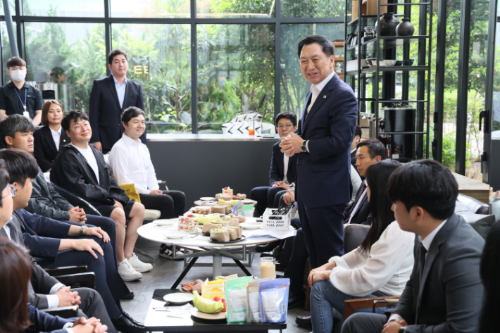 국민의힘 김기현 대표가 18일 광주광역시 한 카페에서 광주·전남 청년들과 간담회를 하고 있다. 국민의힘 제공