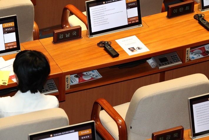 비어있는 본회의장 김남국 의원석     (서울=연합뉴스) 17일 국회 본회의에 참석하지 않은 김남국 의원의 자리가 비어 있다. 2023.5.17 [국회사진기자단]     photo@yna.co.kr (끝)   연합뉴스