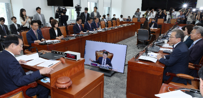 지난 17일 국회 윤리특위에서 변재일 위원장이 의사봉을 두드리고 있다. 이날 오전 민주당은 김남국 의원에 대한 윤리특위 제소를 결정했다. 연합뉴스