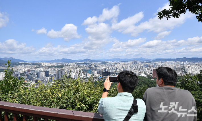 서울 남산에서 바라본 서울 도심. 류영주 기자