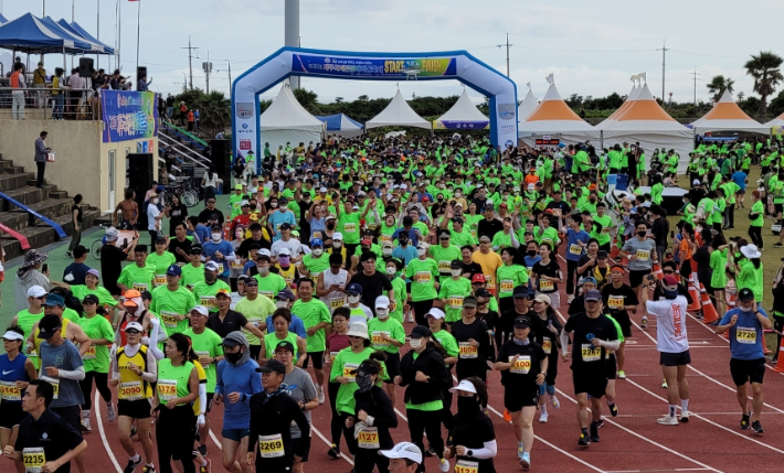 지난해 열린 제주국제관광마라톤축제. 제주도관광협회 제공