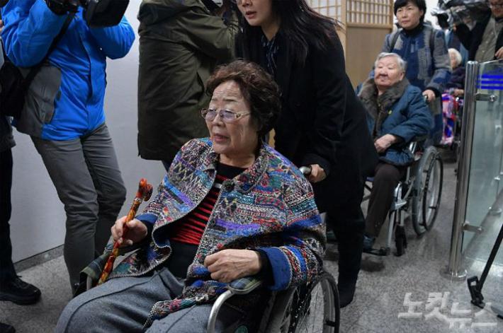 2019년 11월 13일 일본군 위안부 피해자 일본정부 상대 손해배상청구 소송 첫 변론기일을 맞은 피해자 이용수 할머니가 서울 서초구 서울중앙지법에 들어서고 있다. 박종민 기자